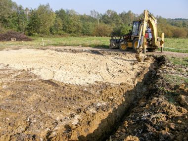 Obvodové ryhy pre drenáž a vybudovanie kanalizácie
