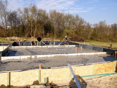 Nalievanie penobetónu s objemovou hmotnosťou 500 kg/m3 v čerstvom stave